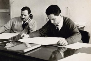 Rachelino Maffioletti in ufficio con un collega.