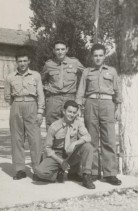 Benvenuto Arrigoni con i colleghi durante la leva militare.