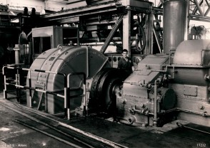 Al lavoro nel reparto di laminazione.