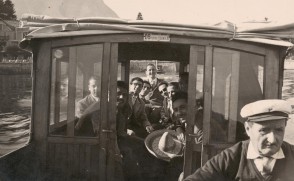 Ernesto Marelli in gita al lago con i colleghi della scuola tecnica aziendale.