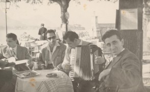 Ernesto Marelli in compagnia dei colleghi della scuola tecnica aziendale.