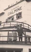 Aldo Marchesi con la moglie Gina sul terrazzo dell'albergo vacanze aziendale.