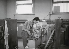 Giacomo Seghezzi al lavoro in officina collaudo materiali.