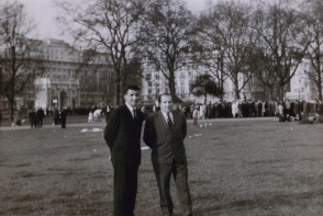 Angelo Arnoldi con un collega in Inghilterra.