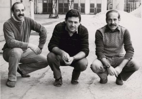 Roberto Caccia con i colleghi all'interno dello stabilimento.