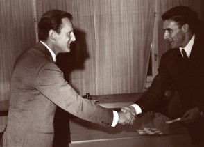 Tarcisio Carati premiato per l'anzianità di servizio.