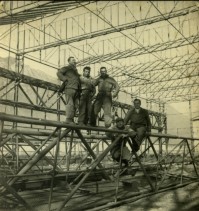 Costruzione dei primi capannoni dello stabilimento.
